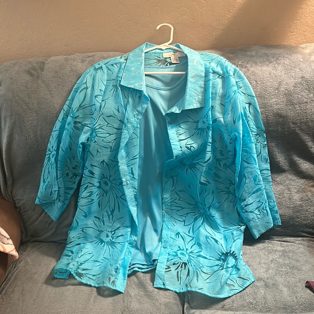 Z studio 1X blue sheer floral print button down with tank 💕